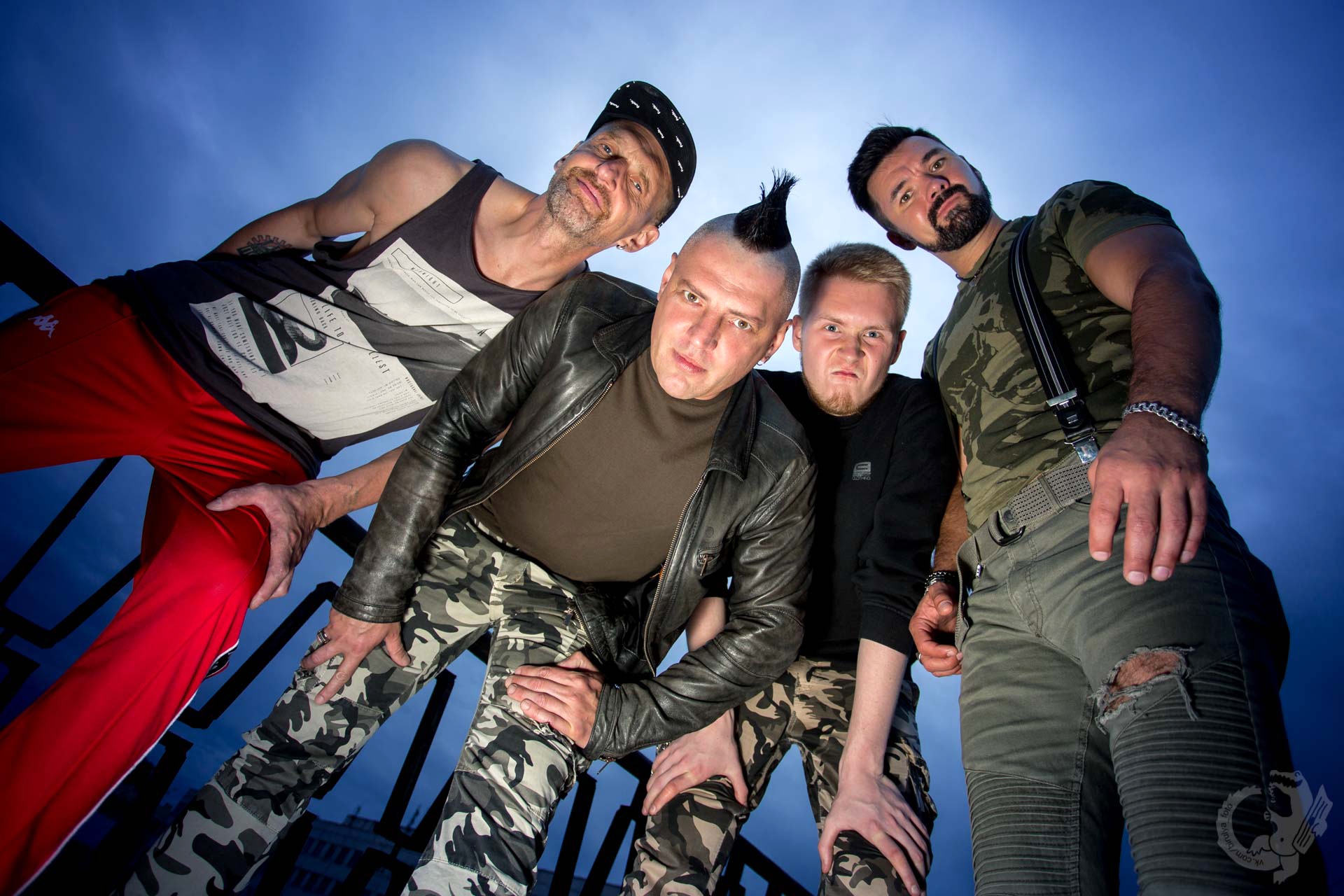 Группа которая едет на. Группа которая едет на. Джейн эйр группа. Onerepublic all the right moves перевод. Группа которая едет на.