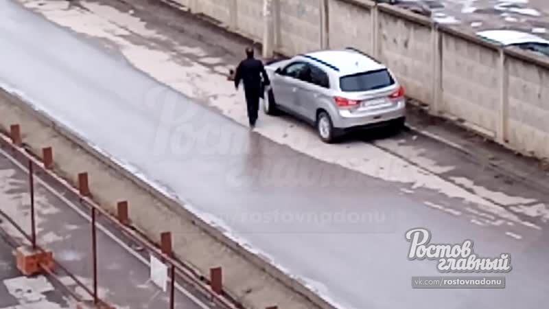 На Жмайлова пьяный попытался разбить стекло в машине
