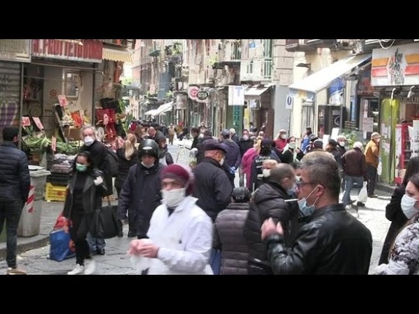 Coronavirus, a Napoli tanta gente in strada per la spesa. Ma questa è una