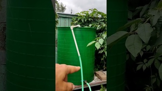 ШЛАНГ ИЗ БОЧКИ ПРИ НАЛИВЕ ВОДОЙ БОЛЬШЕ НЕ ВЫСКАКИВАЕТ, ПОКАЗЫВАЮ, ЧТО НАДО СДЕЛАТЬ