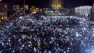 вроМайдан з висоти пташиного польоту Euromaydan  (з доданим звуком гімну). Вечір