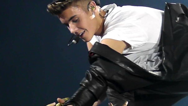 Fans help take Justins jacket off, She Dont Like the Lights, Rack City