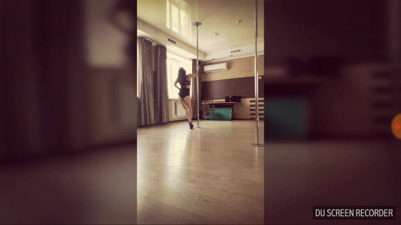 Когда приехали на час раньше, можно и поплясать pole