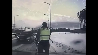 Водитель грузовика виноват? Полицейский чудом увернулся от грузовика на дороге в Екатеринбурге