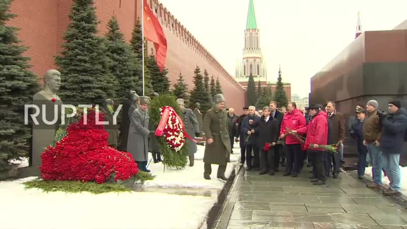 Квачков молится на могиле Сталина 5 марта 2019 года в 66 ти