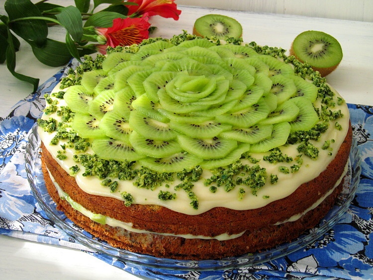 Repost @cakes_jul Необычное цветовое украшение-зеленое-киви, лайм, виноград и ве