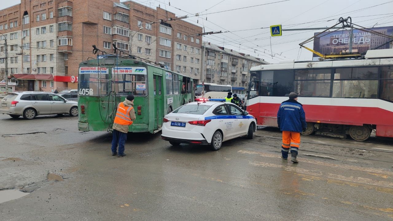 На перекрёстке улиц Станиславского и Вертковской столкнулись трамвай №16 и троллейбус №7 Это картинка