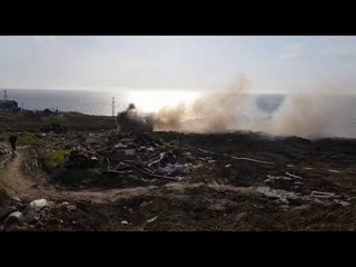 В Холмске горит гараж