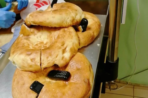 Лепёшки с подвохом Целых 11 сотовых телефонов и девять USB-кабелей к ним нашли в Санкт-Петербурге сотрудники СИЗО-1 при досмотре передачи для подследственного, содержащегося под стражей в