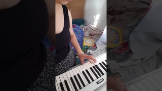 играю на синтезаторе свою мелодию. сама сочиняла. как вам?
