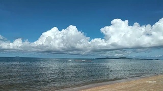 пляж джомтьен. красный флаг jomtien