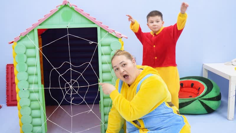 Мама заезжает в отель с пауками ребенок крушит отель.